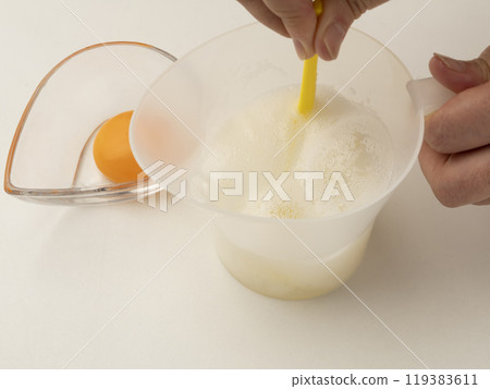 Whisk the egg whites and make meringue with an egg maker 119383611