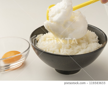 Place the whipped egg whites on the rice Place the whipped egg whites on the rice 119383633
