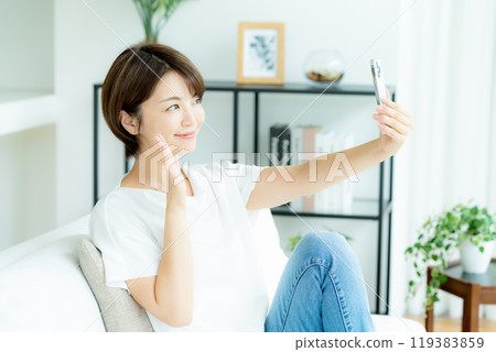 在客廳操縱智能手機的女人 119383859