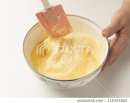 舒芙蕾煎蛋捲 蛋白酥皮 混合攪打蛋白和蛋黃 119383869