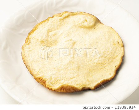 將舒芙蕾煎蛋捲放在盤上 將舒芙蕾煎蛋捲放在盤上 119383934