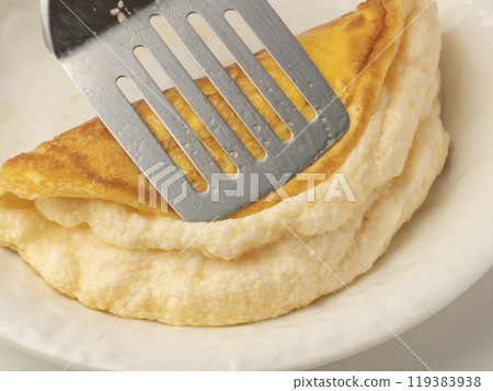 將舒芙蕾煎蛋捲放在盤上 119383938