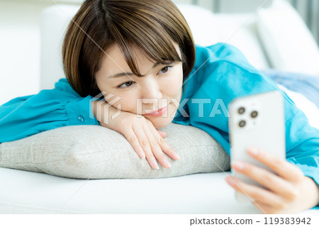 在客廳操縱智能手機的女人 119383942