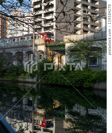 清晨的陽光映照在大岡川的京急電鐵 清晨的陽光映照在大岡川的京急電鐵 119384278