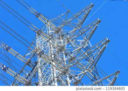 藍天和傳輸線鋼塔 119384605