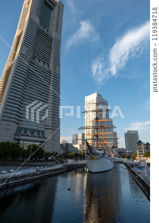 日本丸紀念公園內漂浮的帆船日本丸和地標塔 119384718