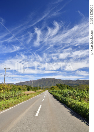 Photographing the autumn scenery of Mt. Otobe in Otobe, Hokkaido 119385063