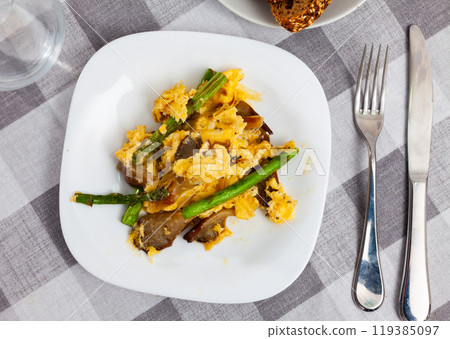 Tasty scrambled eggs with asparagus and mushrooms 119385097