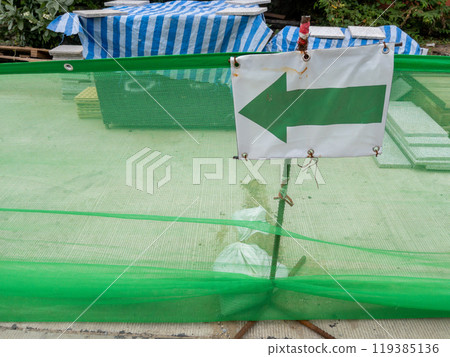 The temporary arrow symbol for the direction. 119385136