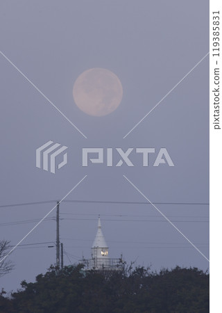 Photographing the setting super moon and the Omishima Lighthouse in Esashi, Hokkaido in autumn 119385831