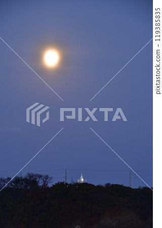 Photographing the setting super moon and the Omishima Lighthouse in Esashi, Hokkaido in autumn Photographing the setting super moon and the Omishima Lighthouse in Esashi, Hokkaido in autumn 119385835
