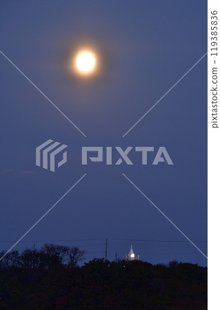 Photographing the setting super moon and the Omishima Lighthouse in Esashi, Hokkaido in autumn Photographing the setting super moon and the Omishima Lighthouse in Esashi, Hokkaido in autumn 119385836