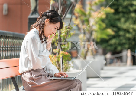 女商人對網路貼文感到驚訝（誹謗、SNS、霸凌） 119386547