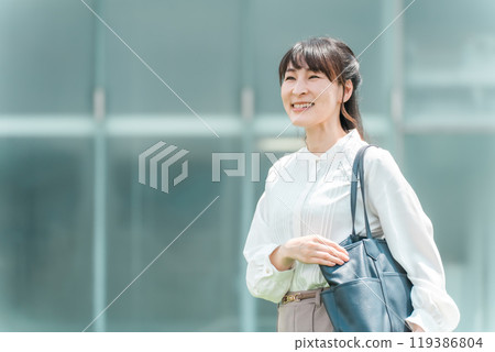 Business women and career women who go to work, commute, and work at large companies Business women and career women who go to work, commute, and work at large companies 119386804