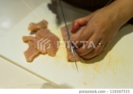 切雞胸肉的家庭主婦 119387555