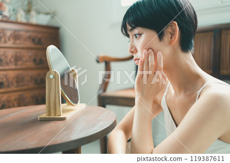 照鏡子的一個不滿意的女人 119387611