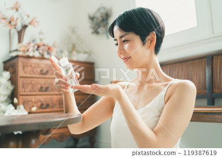 用身體油照顧身體的年輕女性 119387619