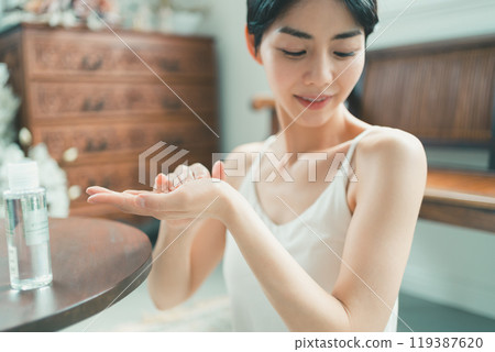 年輕女子用手掌加熱身體油 119387620