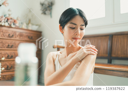 用身體油照顧身體的年輕女性 119387622