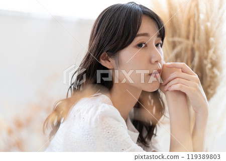 Young woman with long black hair (beauty image) 119389803