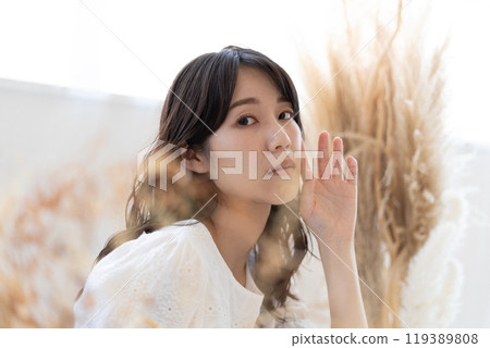 Young woman with long black hair (beauty image) 119389808