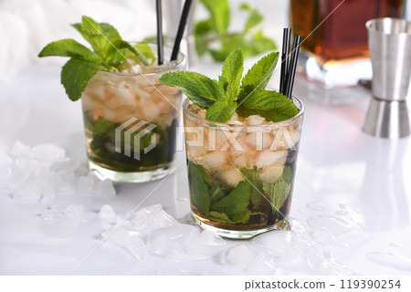 Refreshing mint julep cocktail 119390254