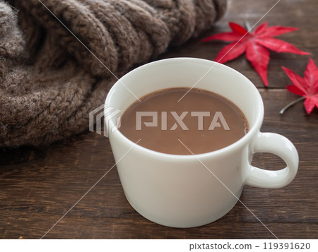 桌上的熱可可和圍巾 119391620