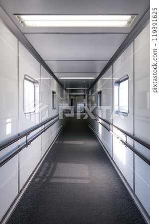 A boarding bridge connecting the airport terminal and the plane (Ota Ward, Tokyo) 119391625