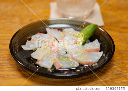 海鯛生牛肉片配手指酸橙 119392155