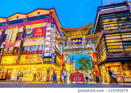 日本橫濱城市景觀十月。軟冰淇淋很受情侶歡迎。橫濱中華街、禪林門等景觀= 11 日本橫濱城市景觀十月。軟冰淇淋很受情侶歡迎。橫濱中華街、禪林門等景觀= 11 119395879