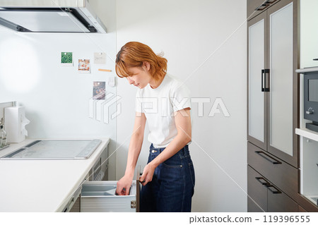 女人打開櫥櫃，家庭主婦，家務，烹飪，清理 119396555
