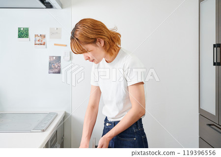 女人打開櫥櫃,家庭主婦,家務,烹飪,清理 女人打開櫥櫃,家庭主婦,家務,烹飪,清理 119396556