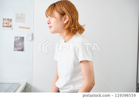 女人打開櫥櫃,家庭主婦,家務,烹飪,清理 女人打開櫥櫃,家庭主婦,家務,烹飪,清理 119396559