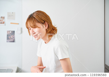 女人打開櫥櫃，家庭主婦，家務，烹飪，清理 119396560