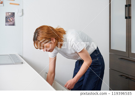 女人打開櫥櫃，家庭主婦，家務，烹飪，清理 119396585
