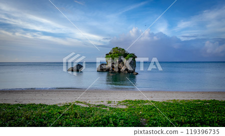 沖繩海岸的奇岩怪石 沖繩海岸的奇岩怪石 119396735