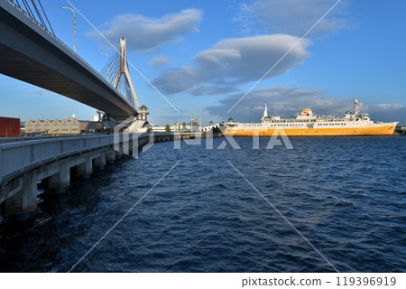 青森市清晨灣區海灣大橋、大海和八甲田丸 119396919