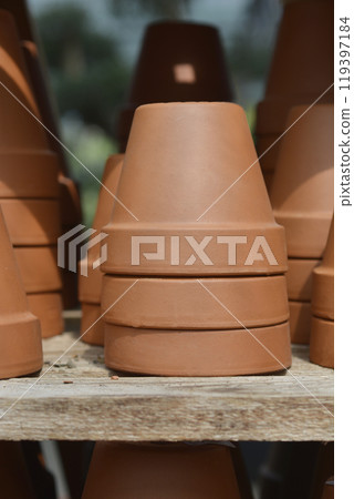 Terracotta flower pots 119397184
