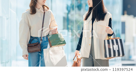 Young women with friends enjoying shopping 119397524