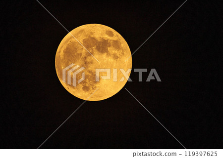 一輪滿月漂浮在薄雲的夜空中 一輪滿月漂浮在薄雲的夜空中 119397625