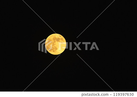 一輪滿月漂浮在薄雲的夜空中 一輪滿月漂浮在薄雲的夜空中 119397630
