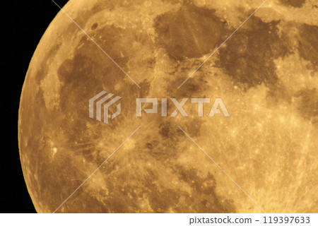 滿月的表面漂浮在夜空中 滿月的表面漂浮在夜空中 119397633