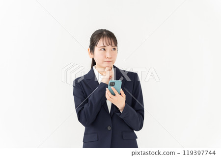 Business woman smartphone worries 119397744