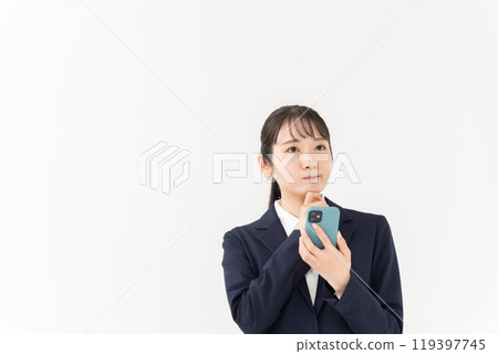 擔心智慧型手機的女商人 119397745