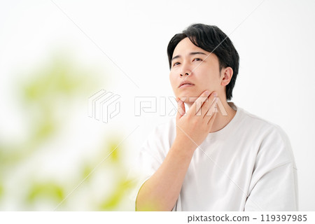 患有皮膚問題、鬍鬚的男性 119397985