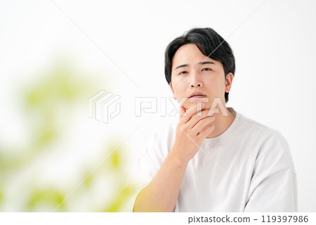 患有皮膚問題、鬍鬚的男性 119397986