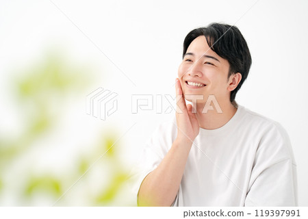 一個男人摸著臉頰微笑 119397991