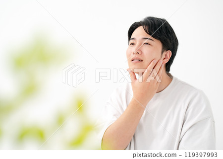 患有皮膚問題、鬍鬚的男性 119397993