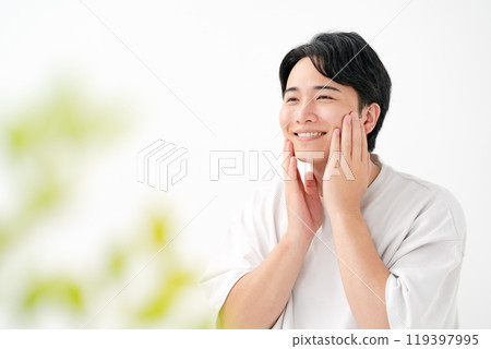 一個男人摸著臉頰微笑 119397995