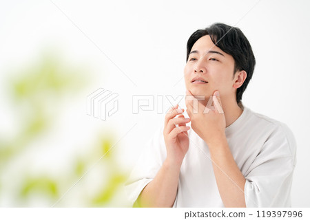 患有皮膚問題、鬍鬚的男性 119397996